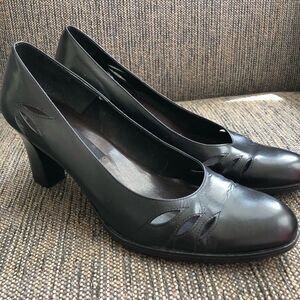 Etienne Aigner Ville Heels Laser Cut Leather 9.5